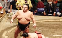 ９月の大相撲秋場所の優勝決定戦で熱海富士（手前）を立ち合い変化の末に下した貴景勝
