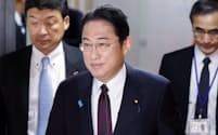 自民党幹部との協議を終え、党本部を出る岸田首相（9日）