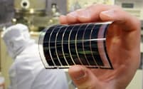 薄くて曲げられるエネコートテクノロジーズの太陽電池
