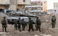 パレスチナ自治区ガザに展開するイスラエル軍の兵士ら（8日）＝ロイター