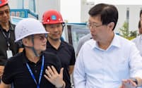 9月の新型iPhone発売を前に、中国・河南省鄭州市の主力工場を視察した鴻海の劉揚偉・董事長㊨＝同社フェイスブックから