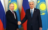 ９日、ロシアのプーチン大統領（左）はカザフスタンのトカエフ大統領と会談した（アスタナ）＝ＡＰ
