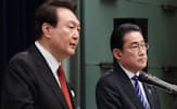 韓国の尹錫悦大統領㊧と並んで共同記者会見する岸田首相（3月16日、首相官邸）