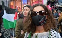 パレスチナ出身のセリーナさんは「イスラエルのガザ攻撃はジェノサイドだ」と批判した（10月、米ニューヨーク市）