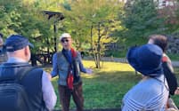 ８０歳の折戸さんは週に３回ほど外国人観光客のガイドを務める（金沢市）