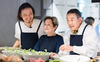 左からキッチンに立つ生江さん、ウォータースさん、中東さん。ウォータースさんは近著に記した食や社会への思いを伝えるために来日した（京都市）