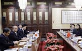 9日、北京で会談する秋葉剛男国家安全保障局長（左から2人目）と中国の王毅外相（右から2人目）=国家安全保障局提供・共同