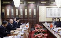 9日、北京で会談する秋葉剛男国家安全保障局長（左から2人目）と中国の王毅外相（右から2人目）＝国家安全保障局提供・共同