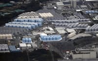 東京電力福島第1原発の敷地に並ぶ処理水の保管タンク＝共同