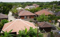 赤瓦の伝統家屋が立ち並ぶ竹富島は国の重要伝統的建造物群保存地区に指定されている（沖縄県竹富町）