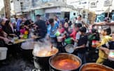 パレスチナ自治区ガザ南部ラファで食料を求める子どもら（9日）=ゲッティ共同