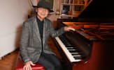 1947年大阪府生まれ。東京芸大大学院修了、パリ国立高等音楽院卒業。73年にフリー・ジャズのピアニストとしてデビュー。映像や舞台音楽など幅広く作曲。アルバムに「ポエジー」「KLEE〜いにしえの響き」など。