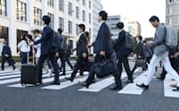 政府・与党はより高い賃金への引き上げを促す税制を検討する（東京・丸の内）