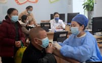 ワクチン接種を受ける高齢者（2022年12月、中国浙江省）＝ロイター