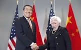 中国の何立峰副首相（左）と握手するイエレン米財務長官（9日、米西部サンフランシスコ）=ロイター