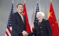 中国の何立峰副首相（左）と握手するイエレン米財務長官（9日、米西部サンフランシスコ）＝ロイター