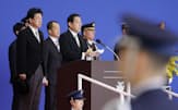 航空観閲式で訓示する岸田首相。左は木原稔防衛相（11日午前、埼玉県の航空自衛隊入間基地）=共同