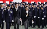 航空観閲式で巡閲する岸田首相。手前右から2人目は木原防衛相（11日午前、埼玉県の航空自衛隊入間基地）=共同