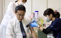 岸田首相は7回目のワクチンを接種した（11日）=内閣広報室提供