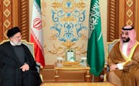 11日、外交正常化後に初めて直接会談したイランのライシ大統領（左）とサウジアラビアのムハンマド皇太子＝ＷＡＮＡ・ロイター