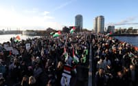 11日、ロンドンでパレスチナに連帯する大規模デモが起きた＝ロイター