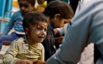 イスラエル軍の攻撃で負傷したガザの子ども（12日、ガザ南部ハンユニス）＝ロイター