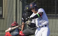 広島との練習試合で本塁打を放つ森下(12日、宮崎)=共同
