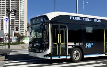 大型水素ステーションの近くを走行する燃料電池バス（11月、東京都江東区）