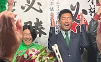 神奈川県真鶴町長選で当選した小林伸行氏㊨（12日）