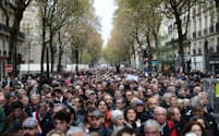 反ユダヤ主義に抗議するデモに参加する人々（12日、パリ）＝ロイター