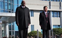 13日、韓国の申国防相（右）と会談したオースティン米国防長官（ソウル）