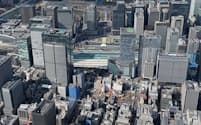 再開発が進む八重洲地区（手前）。手前左は東京ミッドタウン八重洲。中央は東京駅、奥は丸の内地区