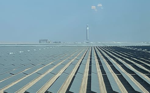 中東では太陽光発電施設の整備が進む（ドバイのMohammed bin Rashid Al Maktoum Solar Park）=三菱総合研究所提供