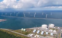 石狩湾新港で14基の洋上風力発電所が稼働する（石狩湾新港管理組合提供）