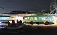 近鉄南大阪線の上ノ太子駅前に止まる金剛バス（大阪府羽曳野市）