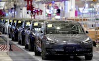 電気自動車（ＥＶ）の販売は世界的に伸びている（米テスラの上海工場）＝ロイター