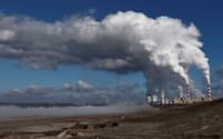 国連の報告書によると、パリ協定の目標達成は遠い。写真はポーランドの石炭火力発電所（22年10月）ロイター
