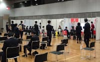福岡労働局などが開催したマッチングイベントで企業担当者から話を聞く高校生ら