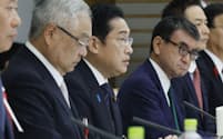規制改革推進会議の初会合で発言する岸田首相（10月16日、首相官邸）