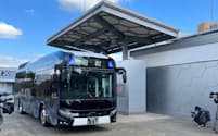 九州大学キャンパスの水素ステーションで製造した水素を燃料電池バスに充填する(14日、福岡市)