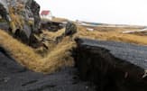 アイスランドのグリンダビークにあるゴルフ場では地面が隆起している（11日）=ロイター