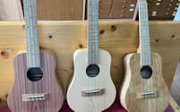 群馬県産の杉をつかったウクレレ(左、前橋市の三ツ葉楽器)