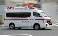 サイレンを鳴らして走る東京消防庁の救急車（東京都内）