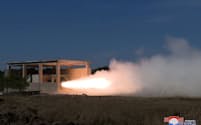 新たな固体燃料エンジンの燃焼実験を実施した＝朝鮮中央通信・ロイター