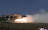 北朝鮮で行われた新型弾道ミサイルに搭載する固体燃料型エンジンの地上燃焼試験＝朝鮮中央通信・共同