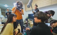 TikTok向け縦型ショートドラマを撮影する「ごっこ倶楽部」のスタッフ（都内）
