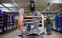 欧州委は物価高の落ち着きに伴う個人消費の回復を見込む（仏パリ近郊のスーパーマーケット）＝ロイター