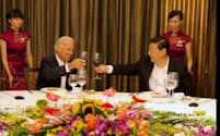 2011年8月21日、中国・成都のホテルで夕食をとる当時のバイデン副大統領と中国の習国家副主席（米ホワイトハウス提供）