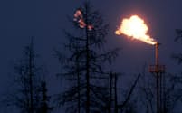 ロシア中部の石油・ガス田で不要なガスを焼却する際に発生する「フレア」。メタン排出が懸念される＝ロイター