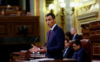 議会で演説するスペインのサンチェス首相（15日、マドリード）＝ロイター